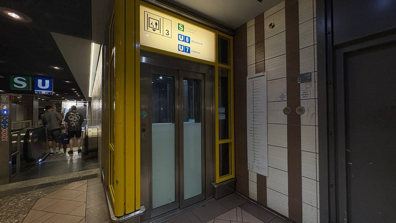 1991 S+ (mod. Hebo) hydraulic Elevator at S+U Konstabler Wache in Frankfurt
