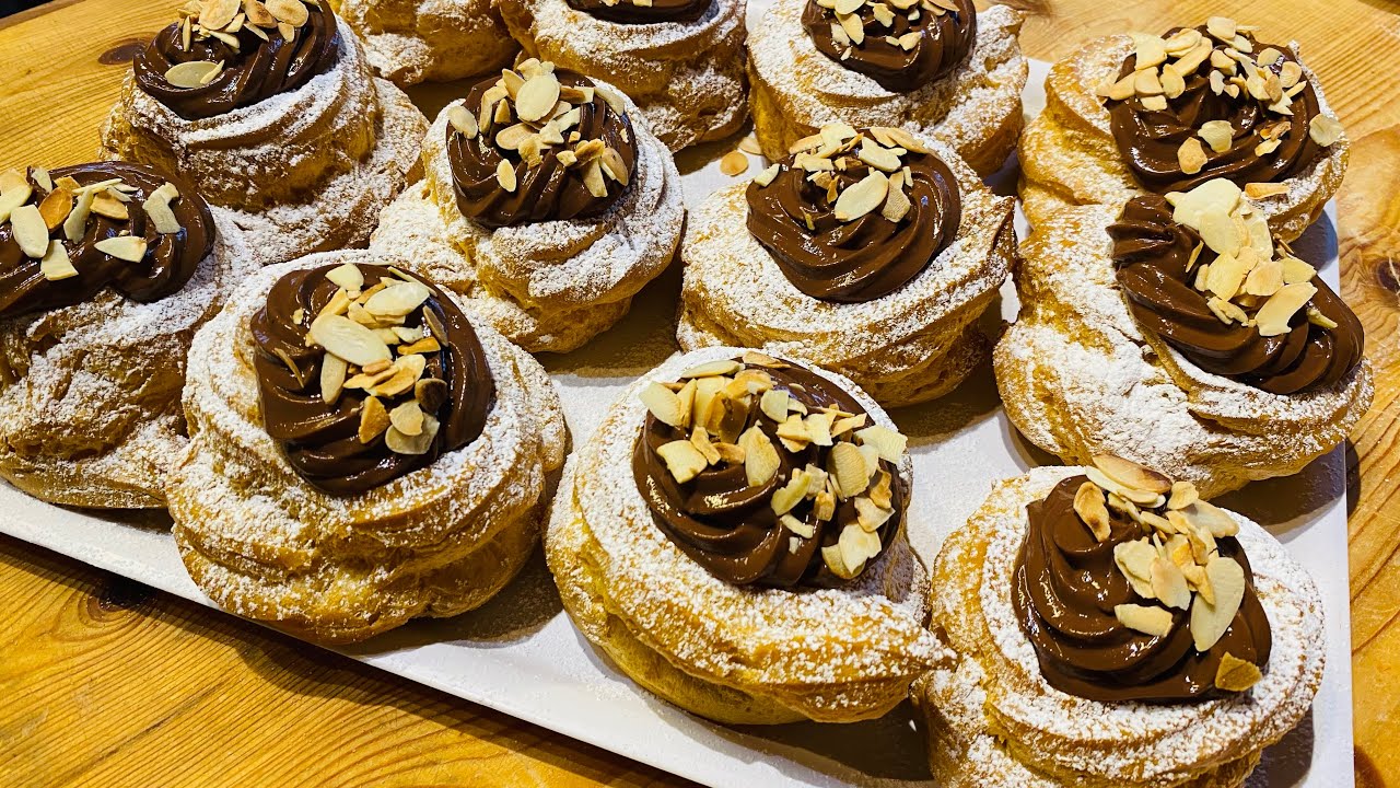 Zeppole differenti, con crema al cioccolato ￼ e mandorle. deliziose ￼