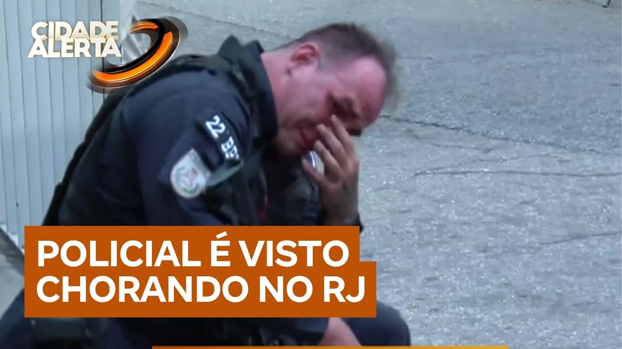 Policial &eacute; visto chorando na frente de hospital ap&oacute;s megaopera&ccedil;&atilde;o no RJ