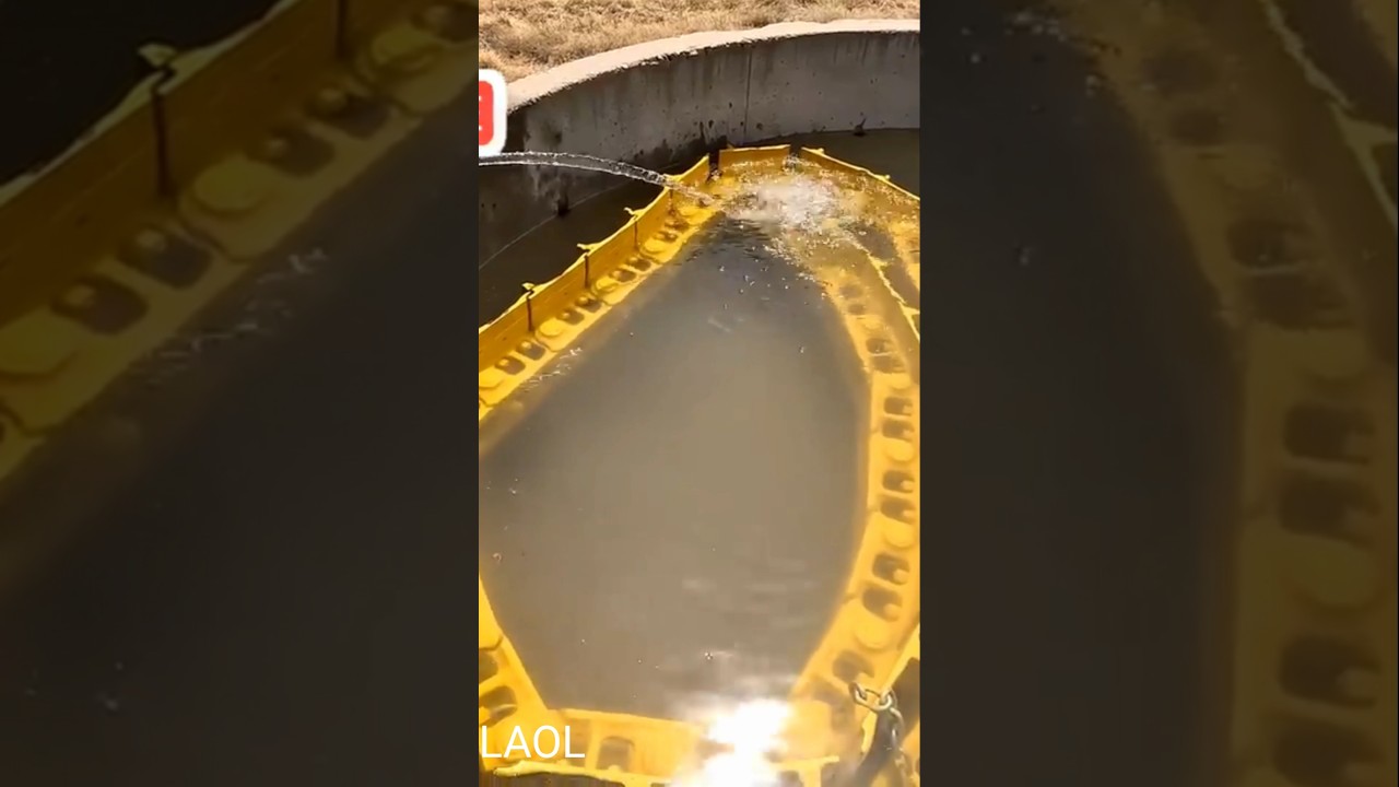 Промывание застрявших гусениц для гусеничного трактора Caterpillar D4 1939 года выпуска.