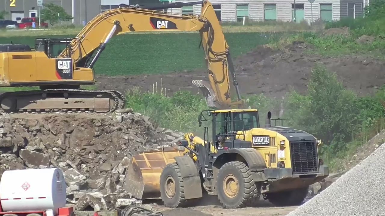 GIANT KOMATSU LOADER