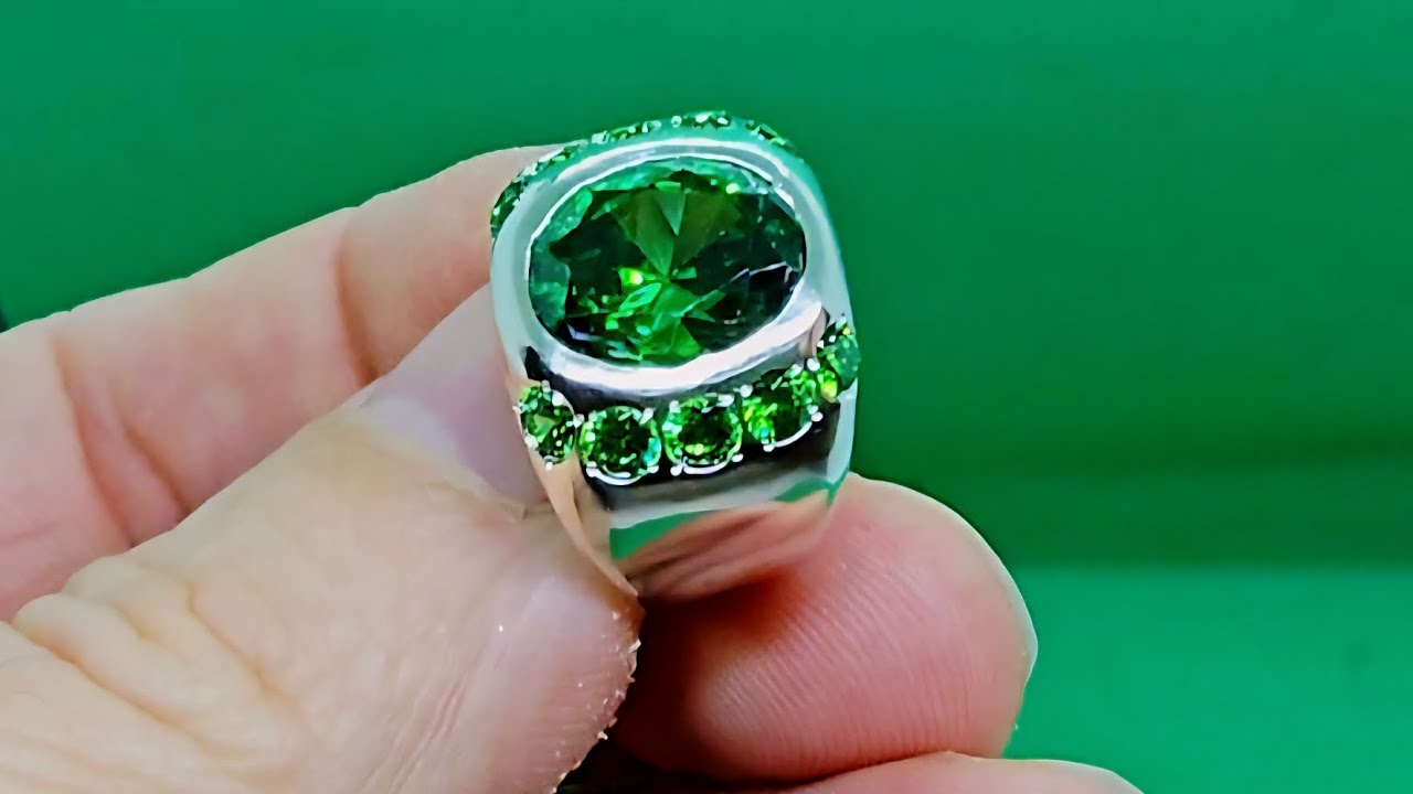 Verte émeraude...fabrication a la main...bague en argent. 