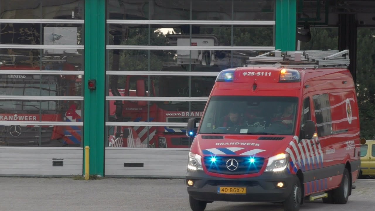 (KAZERNE ALARM)|Prio1 Duikwagen brandweer Lelystad rukt met spoed uit voor een voertuig te water!