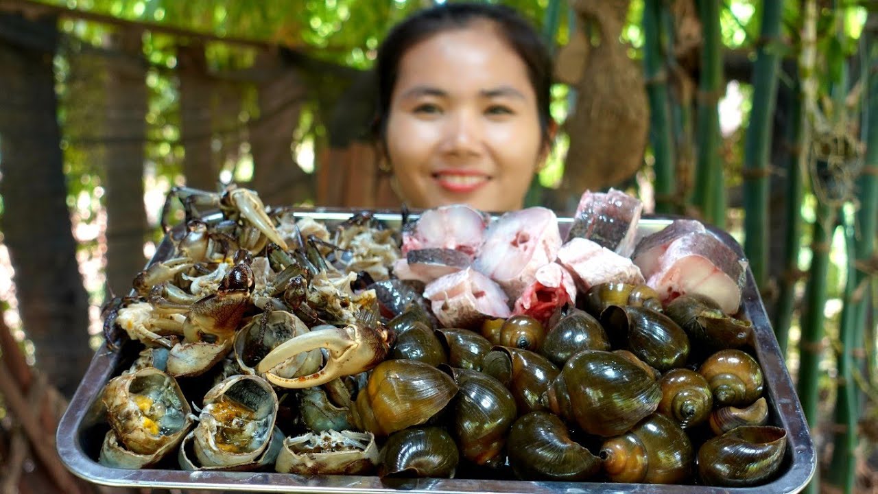 Cambodian Countryside Food, Rice Field Crabs and Snails Sour Soup with Banana tree|Creative Cooking