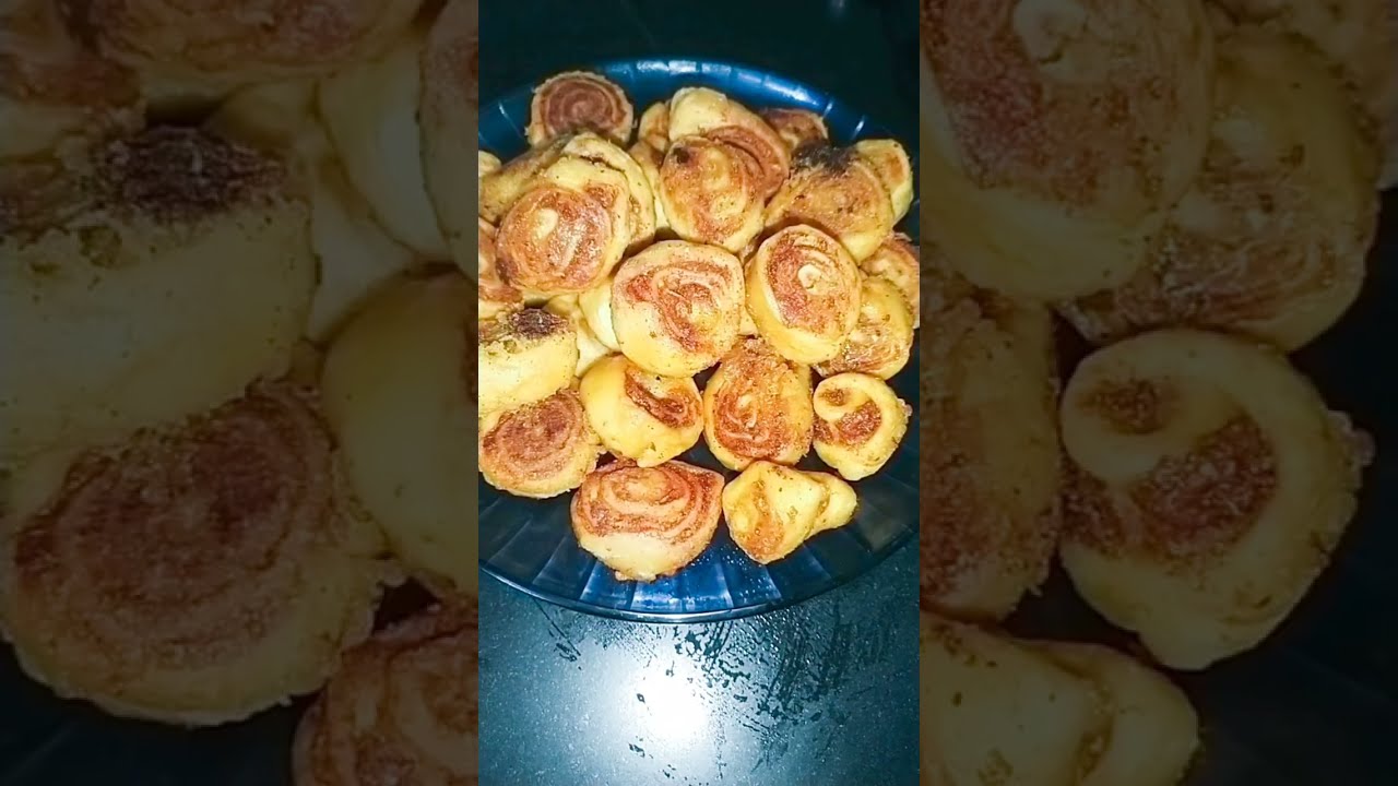 Bhakarwadi|Homemade bhakarwadi|Floral bhakarwadi #bhakarwadirecipe​  #homemaderecipe​ 