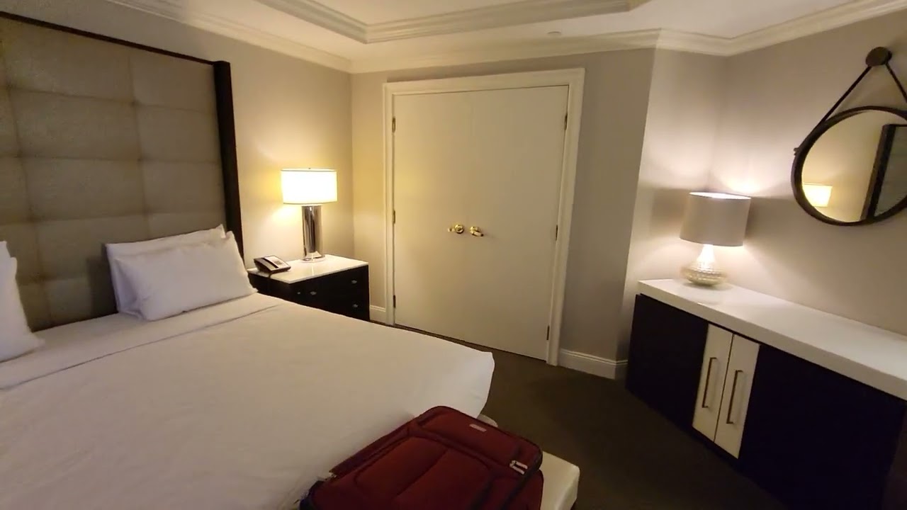 Foxwoods Grand Pequot corner suite with whirlpool room 1570