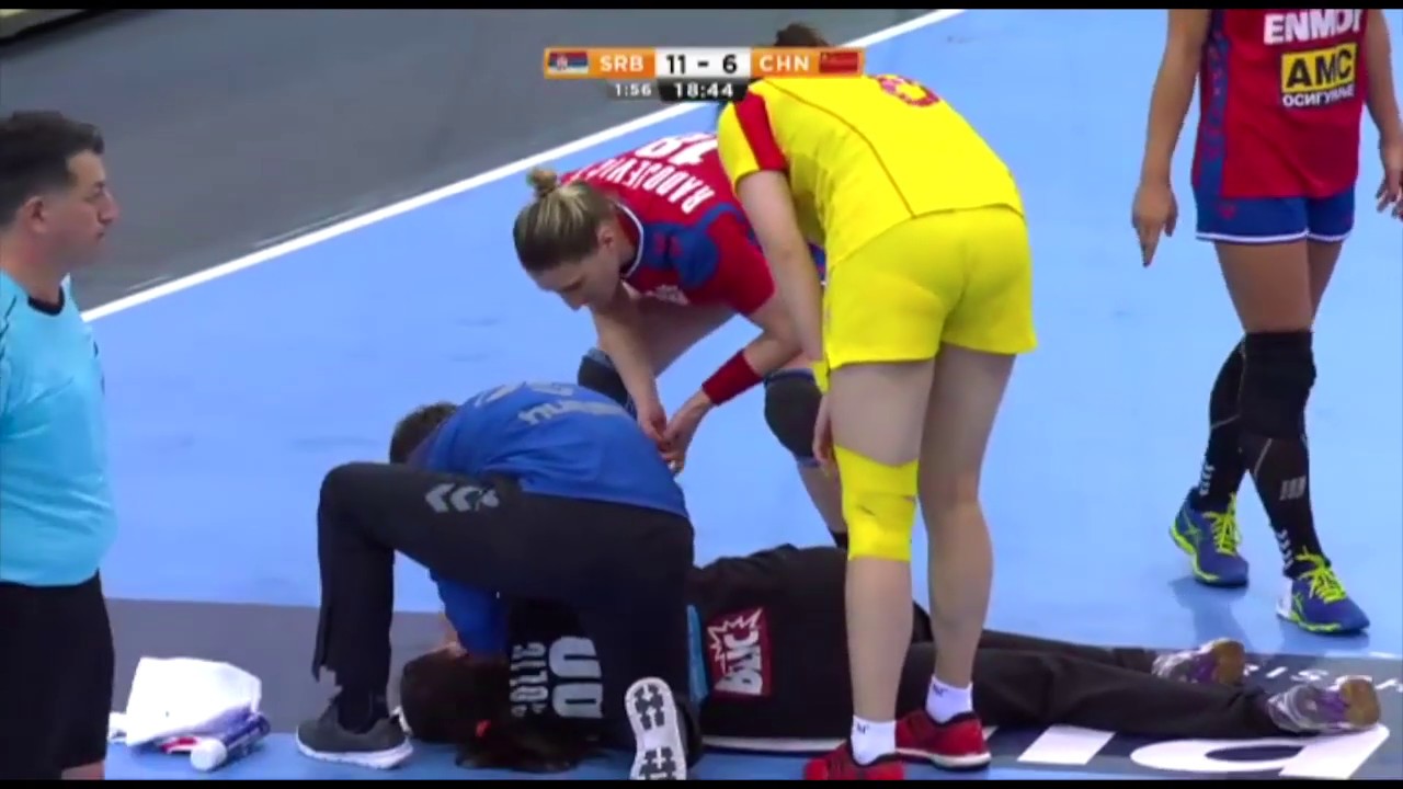 Seven-metre throw hits goalkeeper in the face | Video analysis | IHF Education Centre
