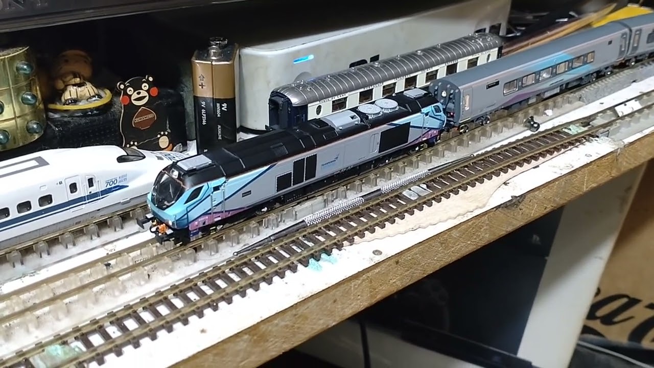 N gauge Dapol Class 68 & Revolution Mark5A TranPennine Express Testing