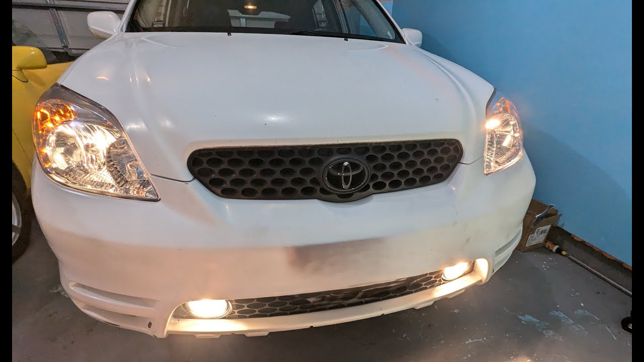 Замена противотуманных фар Toyota Matrix