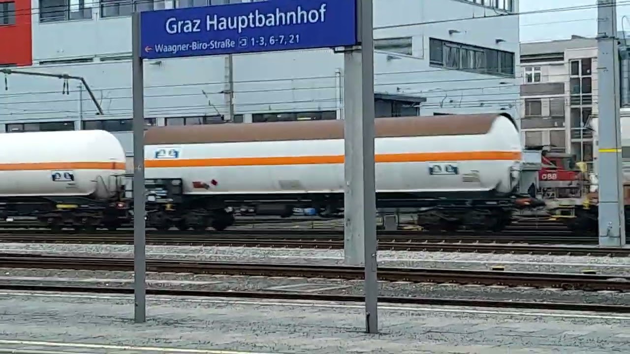 Gemischter Güterzug fährt durch, Graz Hauptbahnhof, 14 Uhr 10, Steiermark, Austria 