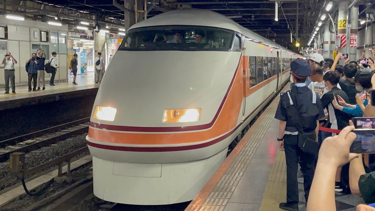 遂に上野に初入線✨【臨時特急スペーシア上野日光号（往路）】東武100系107編成『リバイバルカラー原色復刻塗装』が臨時幕で非常警笛を鳴らして上野駅13番線を発車するシーン（9511M）2025.9.6