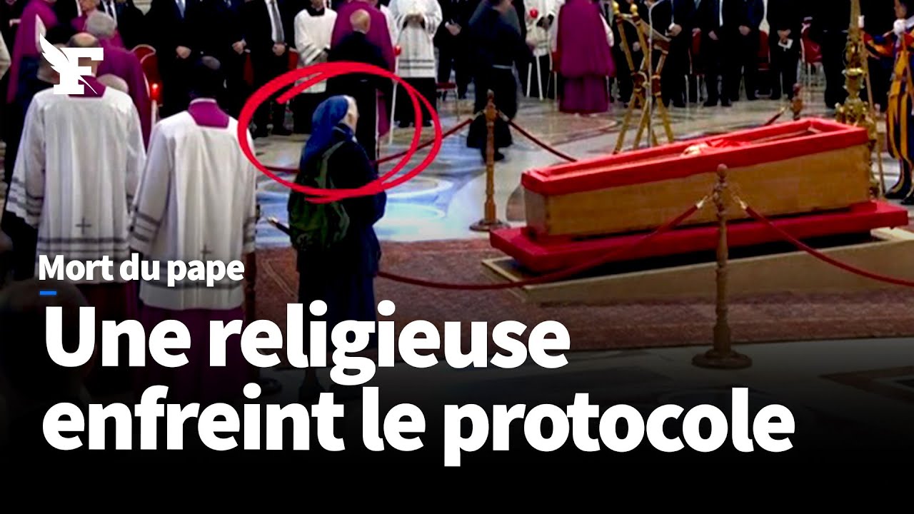 Une religieuse enfreint le protocole pour se recueillir devant la dépouille du pape François
