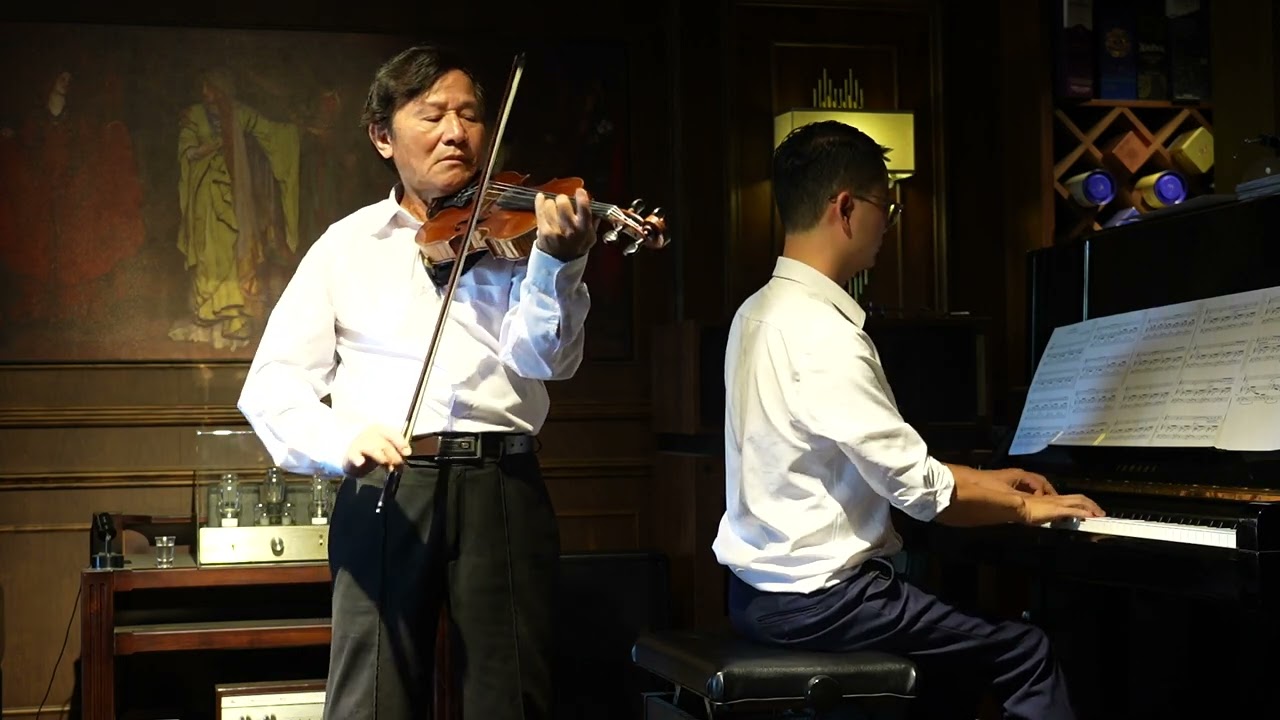 J S  Bach and Charles Gounod - Ave Maria - Violin Công Đại  - Piano Huy Khánh