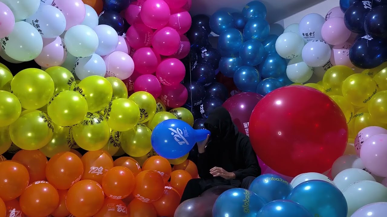 B2P (Blow to pop) a blue HUT Bank BRI 126 balloon