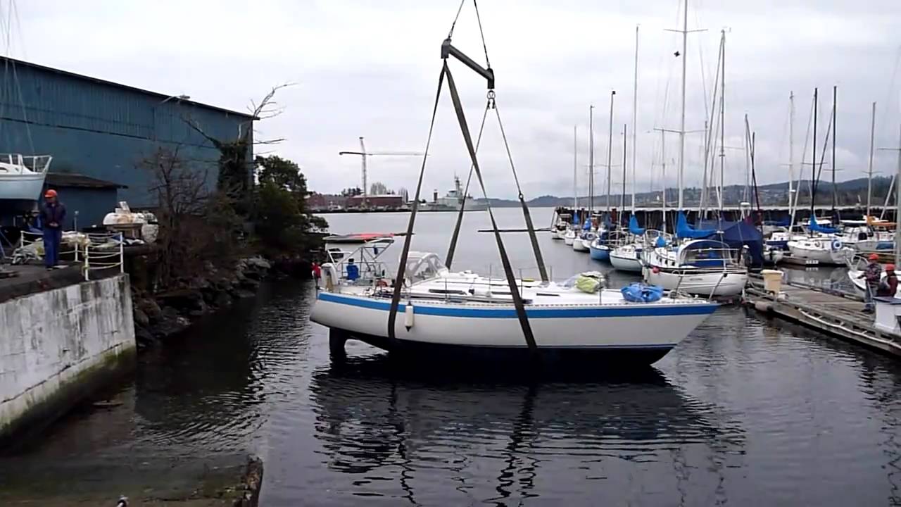 Hauling a sailboat with a crane
