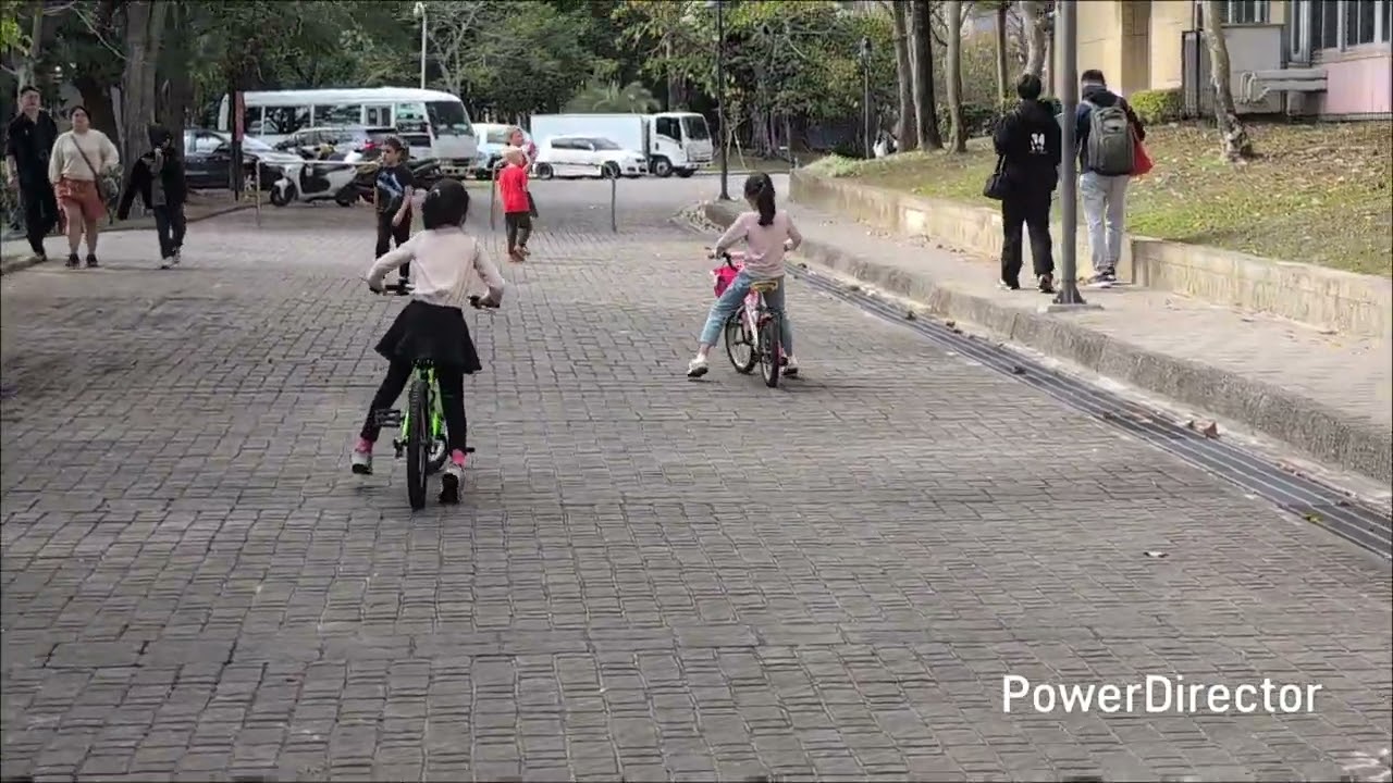 彤彤學兩輪腳踏車