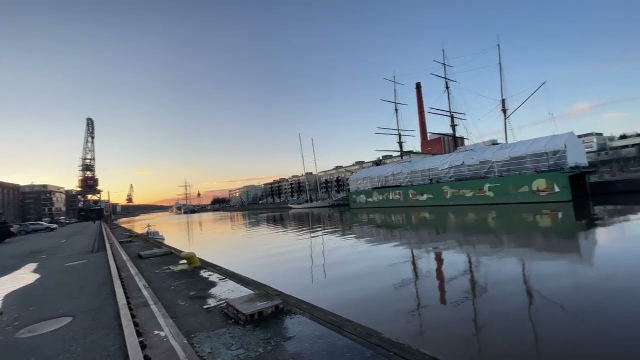 Itärannassa joen viertä pitkin Föri-marketille / Turku, Finland