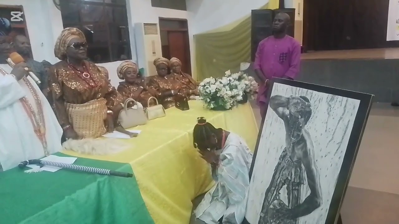 A young Daughter Ikorodu indigenous showcase her Art work @ ikorodu oga festival.