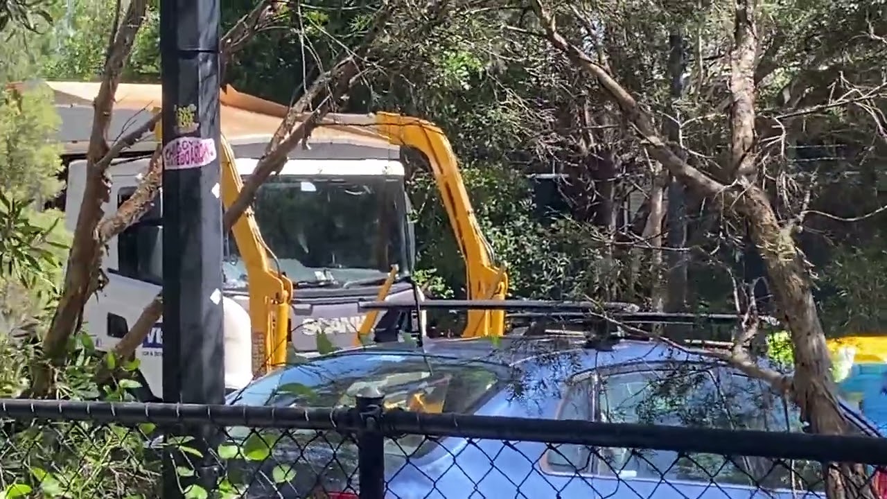 Paper collection in Sunrise beach with a VISY front loader #visy
