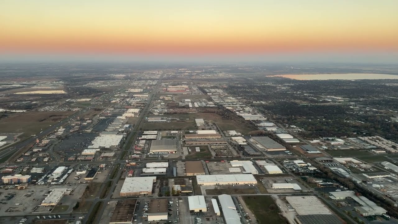 American Eagle Embraer 175 OKC Landing