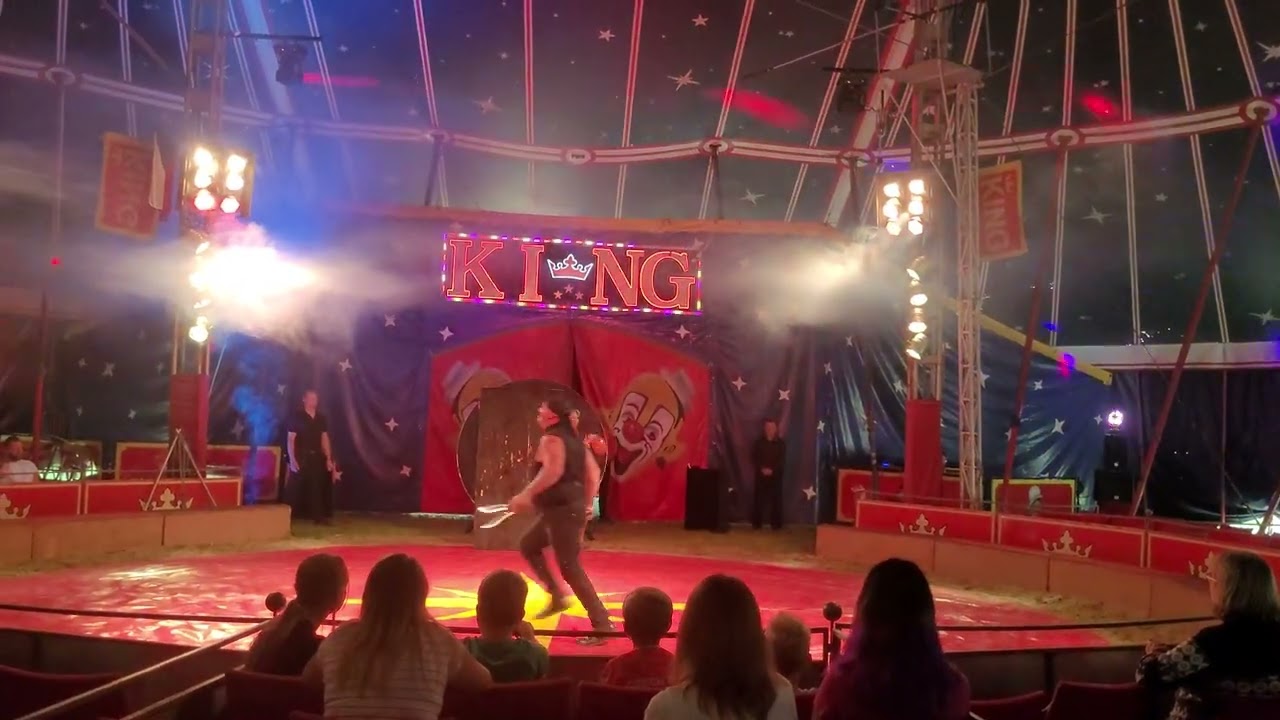 knife throwing act