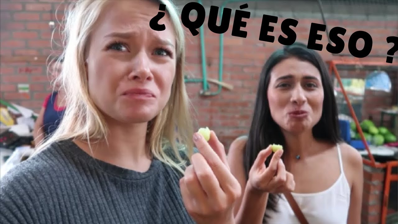 PROBANDO COMIDA TÍPICA COLOMBIANA Y VALLUNA (en una galería)