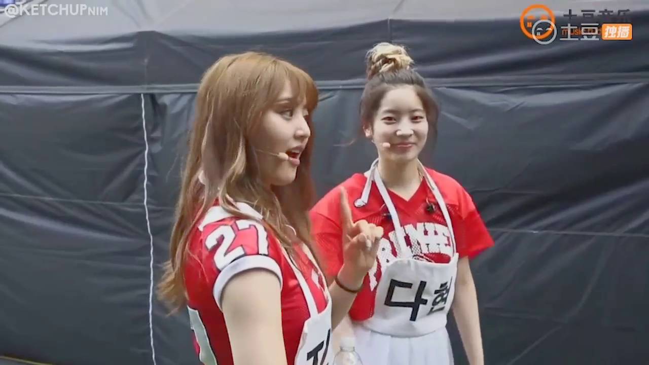 SEVENTEEN & TWICE dance/sing to each other-Part 1