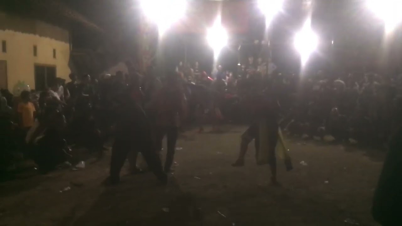 Pemain kuda lumping nabrak penonton!!!