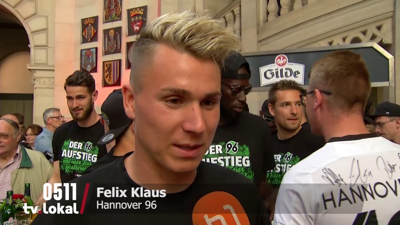 Hannover 96 feiert den Aufstieg auf dem Rathausbalkon