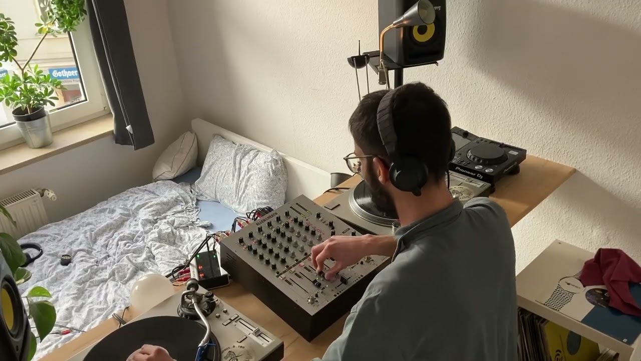 Random pick in the shelf : 100% vinyl techno mix