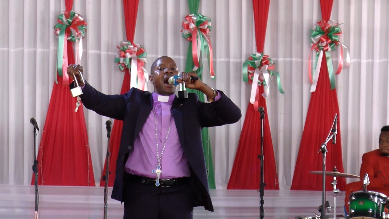 IBADA KUBWA: ASKOFU SAMAWI ATUMIA KUFULI KUONESHA MAAJABU YA NGUVU ZA MUNGU UFUNUO KAHAMA