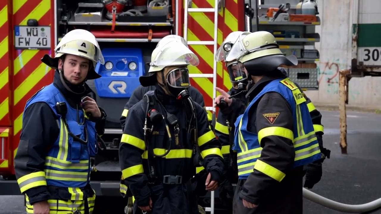 Feuerwehrübung im Würzburger Neuen Hafen