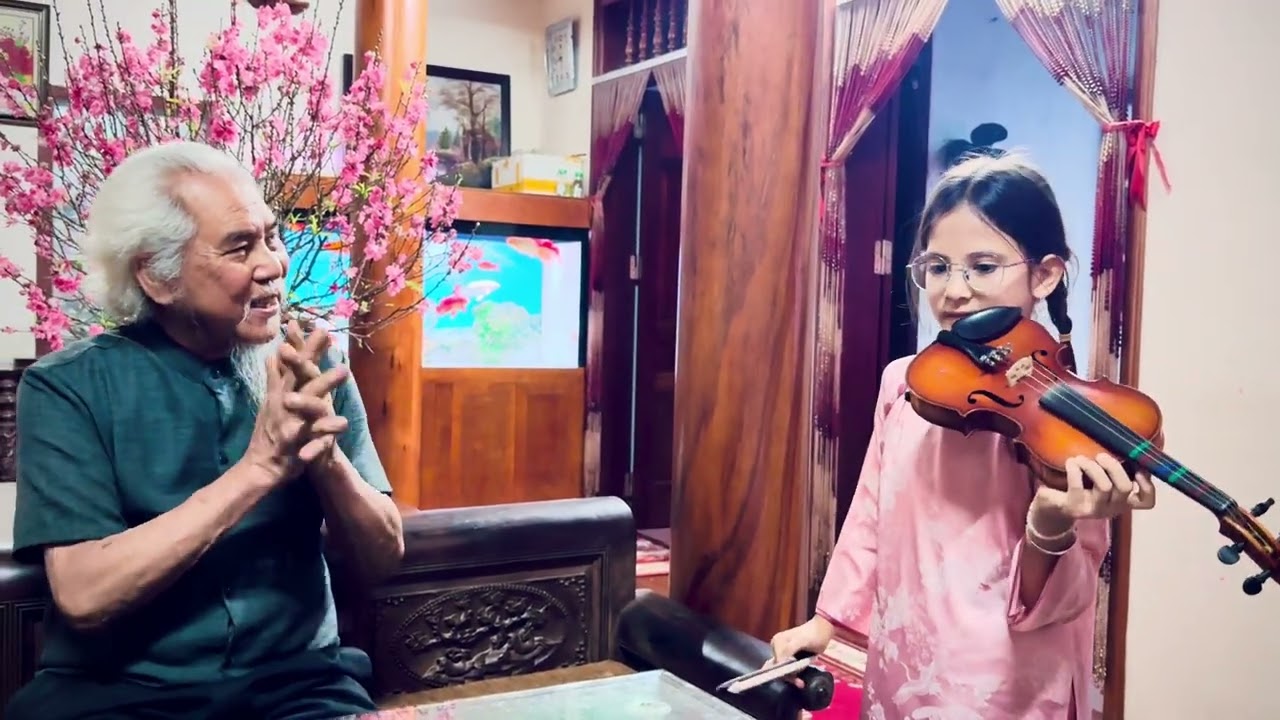 Lily chơi đàn tặng ông - Ngày xuân long phụng sum vầy - Violin | Nhạc Tết 