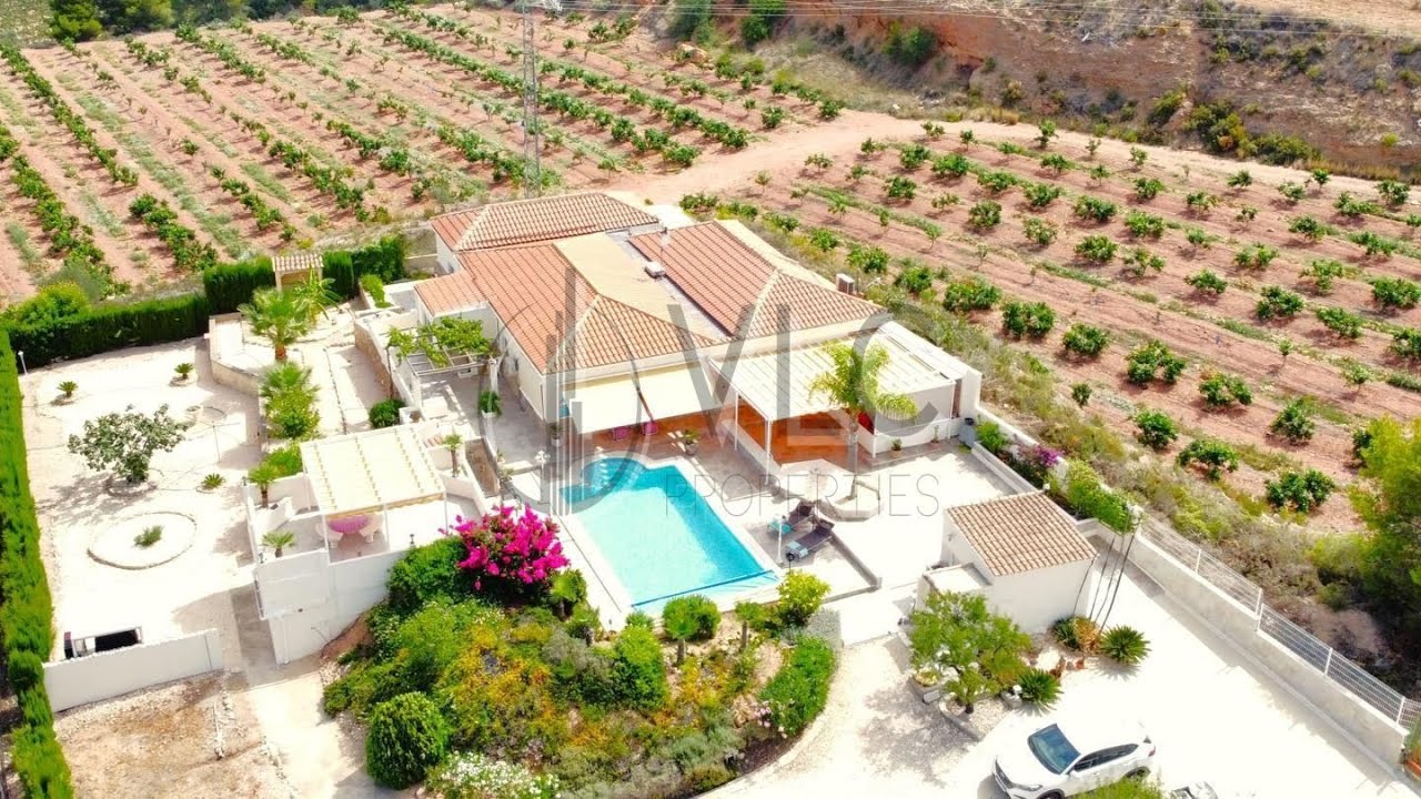 €370,000– Luxury 4 bedroom villa with mountain views in Montroy, Valencia - *RESERVED*