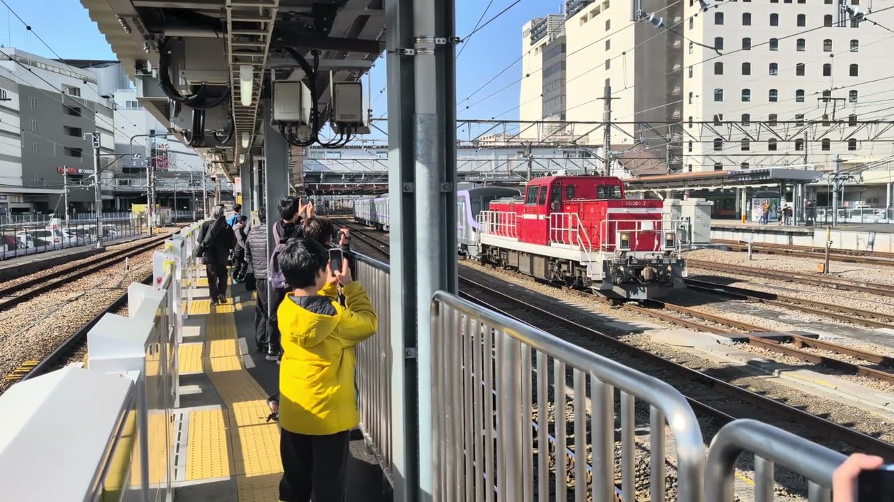 東京メトロ18000系18113F+DD200-7（愛）中央林間方5両が八王子駅を発車するシーン2026-01-18