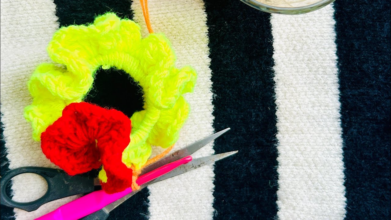 Easy scrunchies tutorial🧶/sweet,pretty scrunchies tutorial /crochet scrunchie🌸🥰 