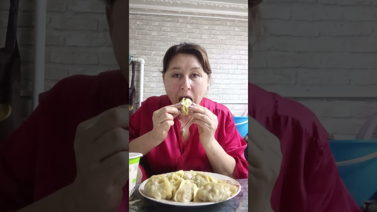 Домашние манты. С домашней сметанкой и маслом.