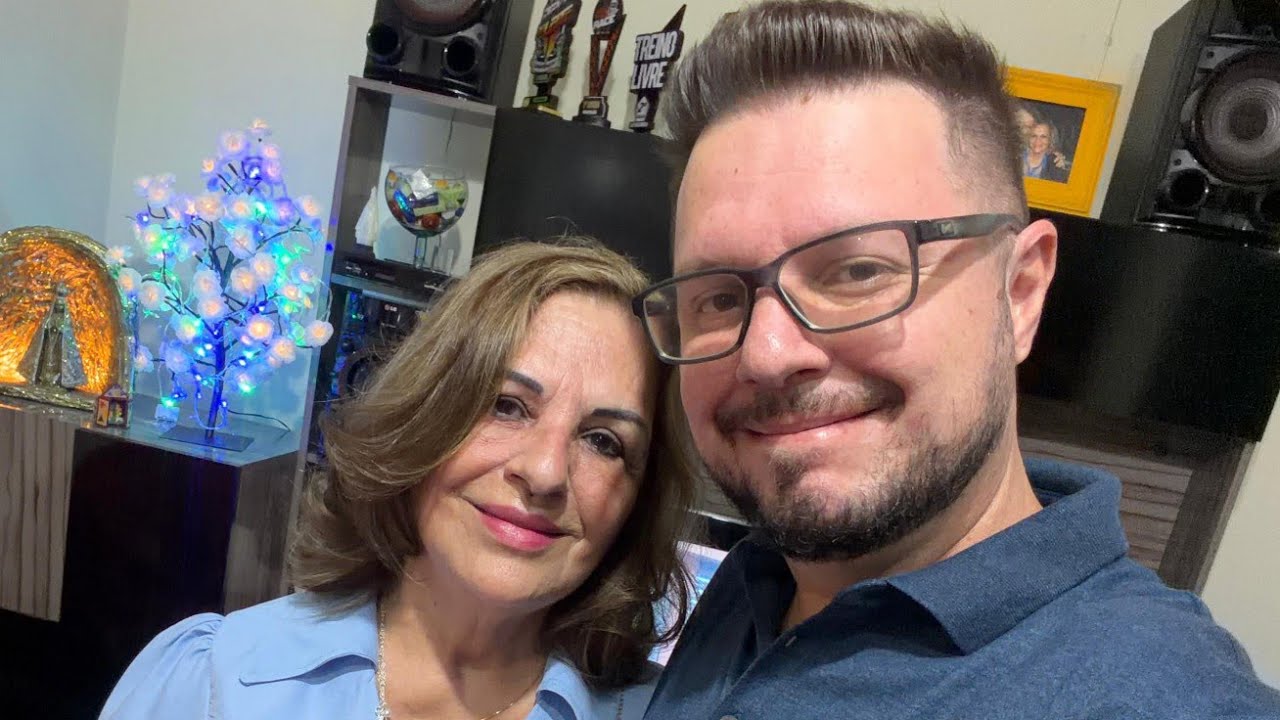 Olha a Lady Helena  mais una vez. Eu e meu filhote  viemos  te desejar um Feliz  2026. 🤲🤲🤲