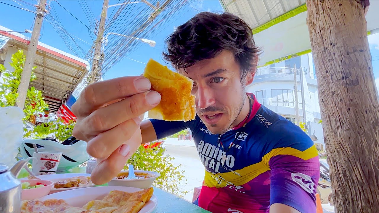 Halal Food in Ranong (Epic ROTI + CURRY!) Post-Race Meal in Glorious Southern Thailand 🇹🇭☀️