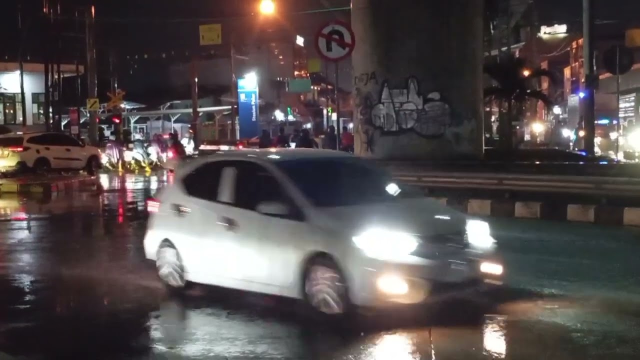 Saat cuaca hujan, perlintasan kereta api JPL 108 Palur
