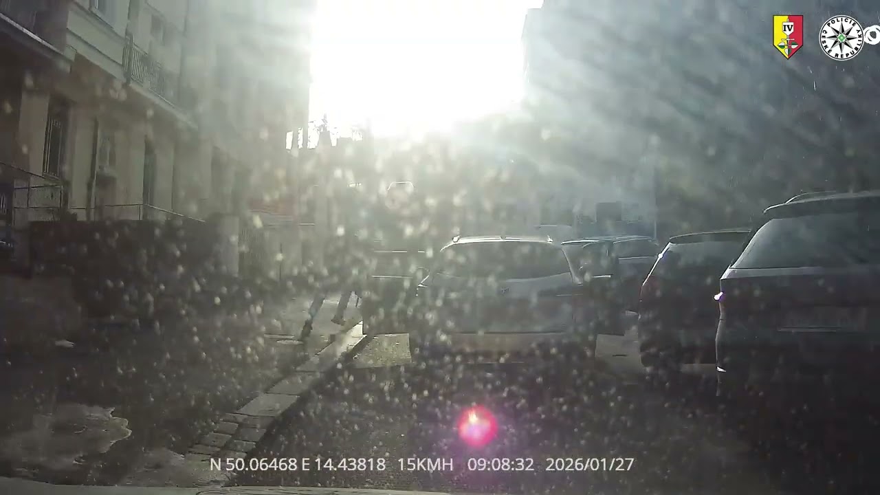 PRONÁSLEDOVÁNÍ UJÍŽDĚJÍCÍHO MLADÍKA VE SDÍLENÉ TOYOTĚ