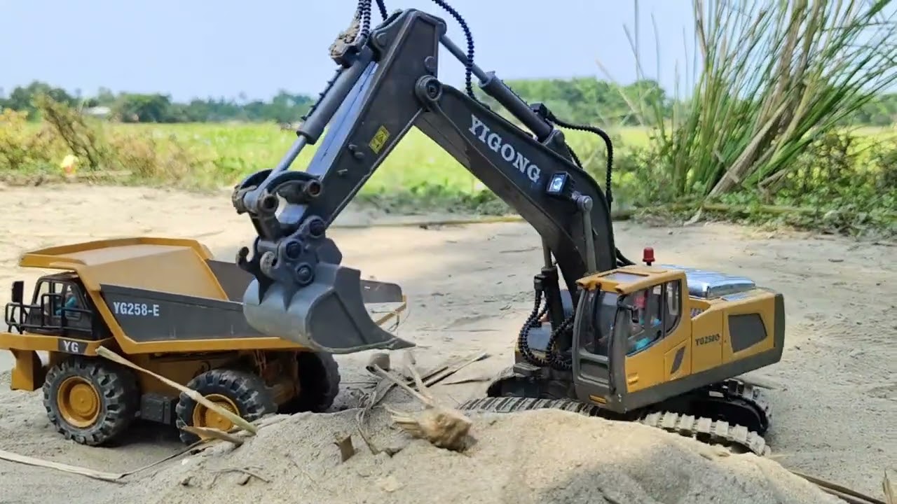 মাটি কাটতে কাটতে বাম্পারের অবস্থা খারাপ হয়ে গেল।#foryou #viralvideo #rctruck #viral #zubbengarg