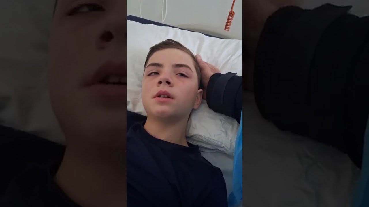 Acest copil a fost în comǎ