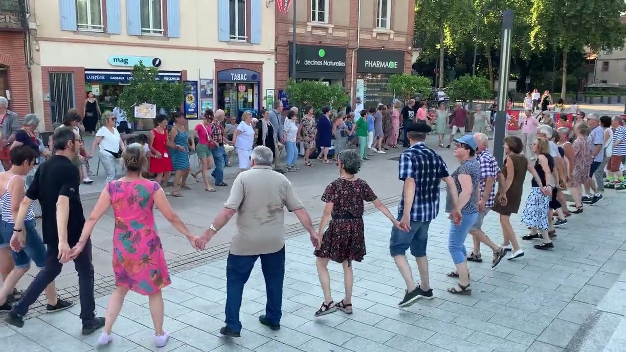Ronde du Quercy dansée à Albi place Lapérouse