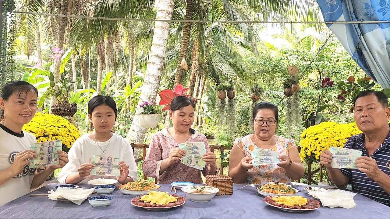 Những Ngày Giáp Tết Gia Đình Vui Mừng Khi Nhận Được Tiền Lì Xì Của Chị Phương Xa | BQCM & Family