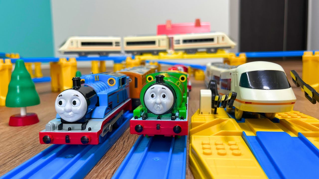 Plarail: Thomas, Percy, and a Japanese train run happily side by side on three tracks!