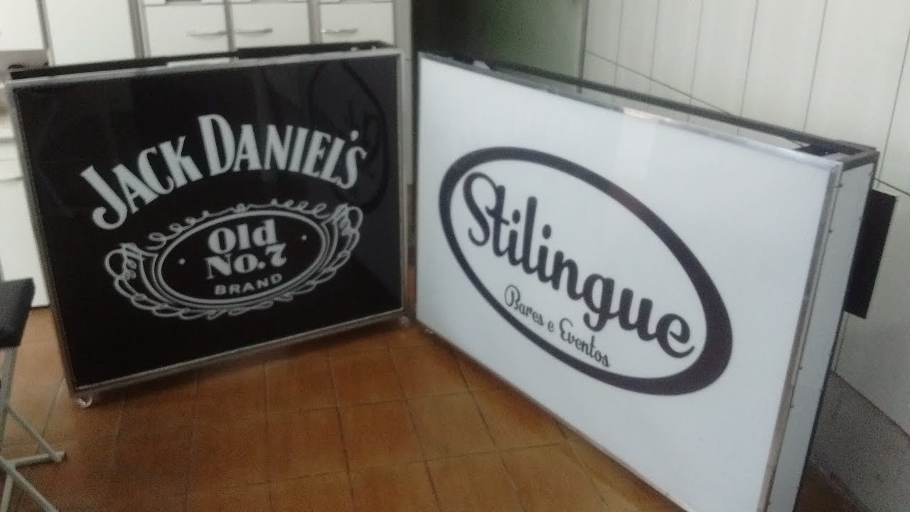 Montagem do bar dobrável e demonstração de sua utilização com  um drink refrescante.