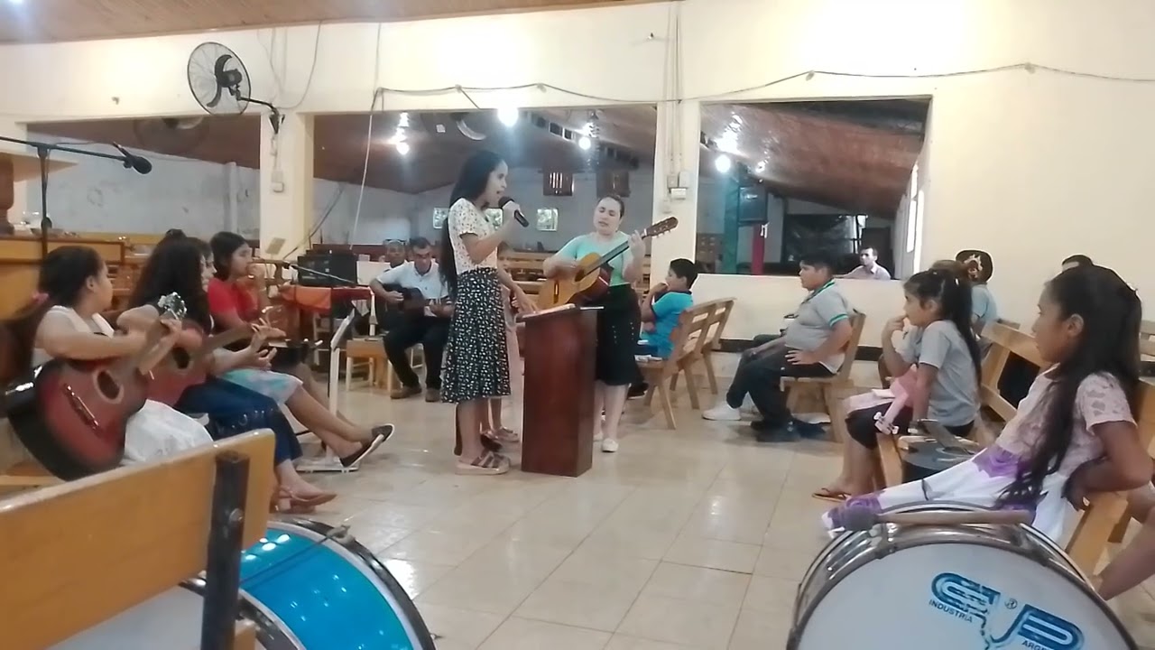 Abigail con sus hermanitos