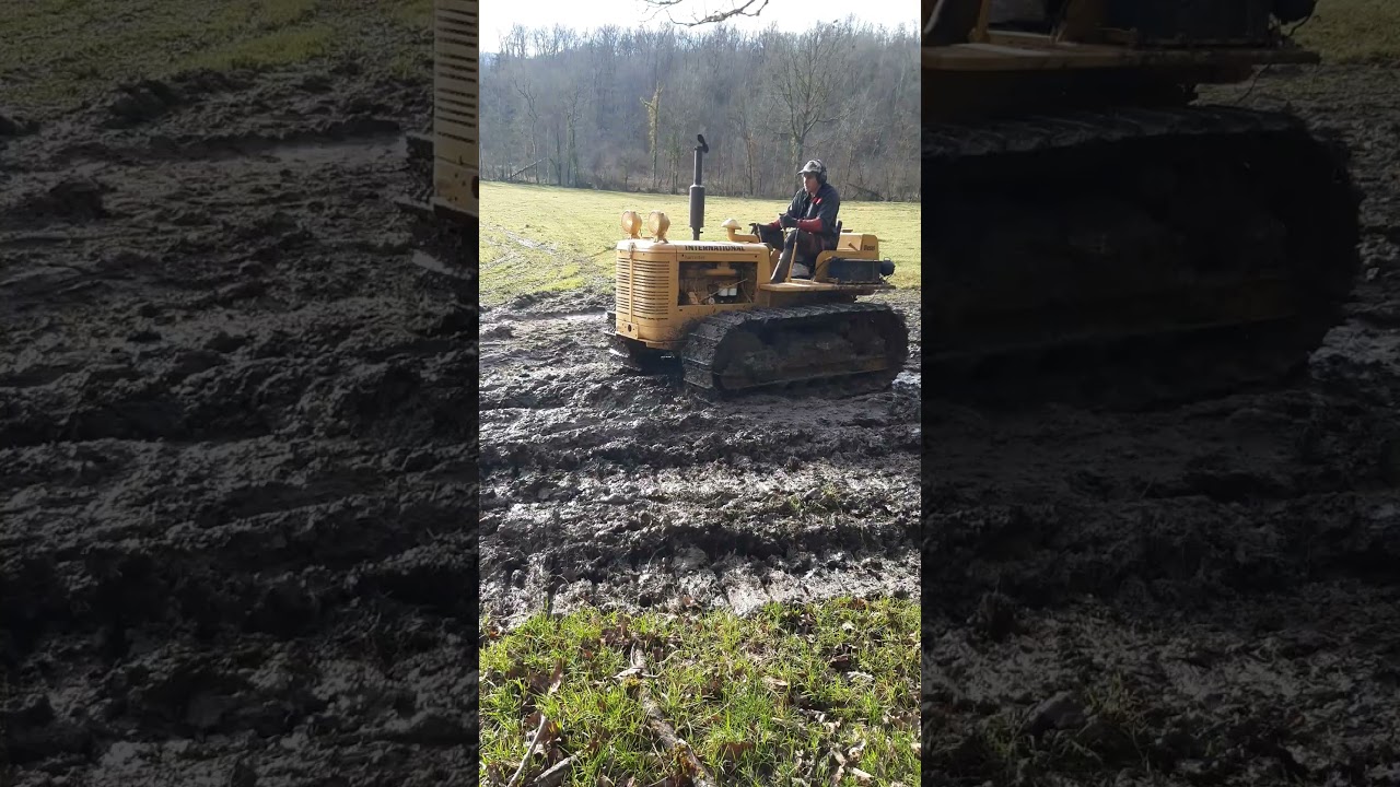 Tracteur &agrave; chenille IH BTD6 de 1957 au travail