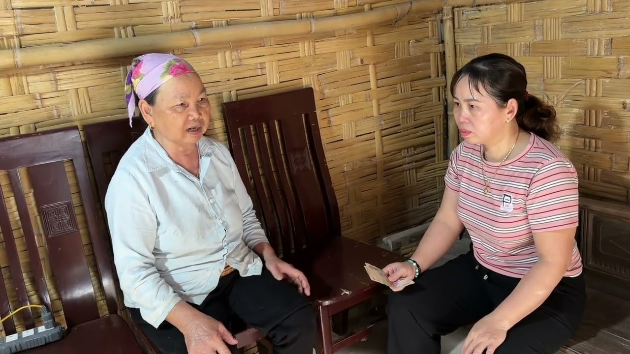 Cô Mai Biếu Bà Hảo Tiền Để Lo Cho Ngày Tết Được Đầy Đủ